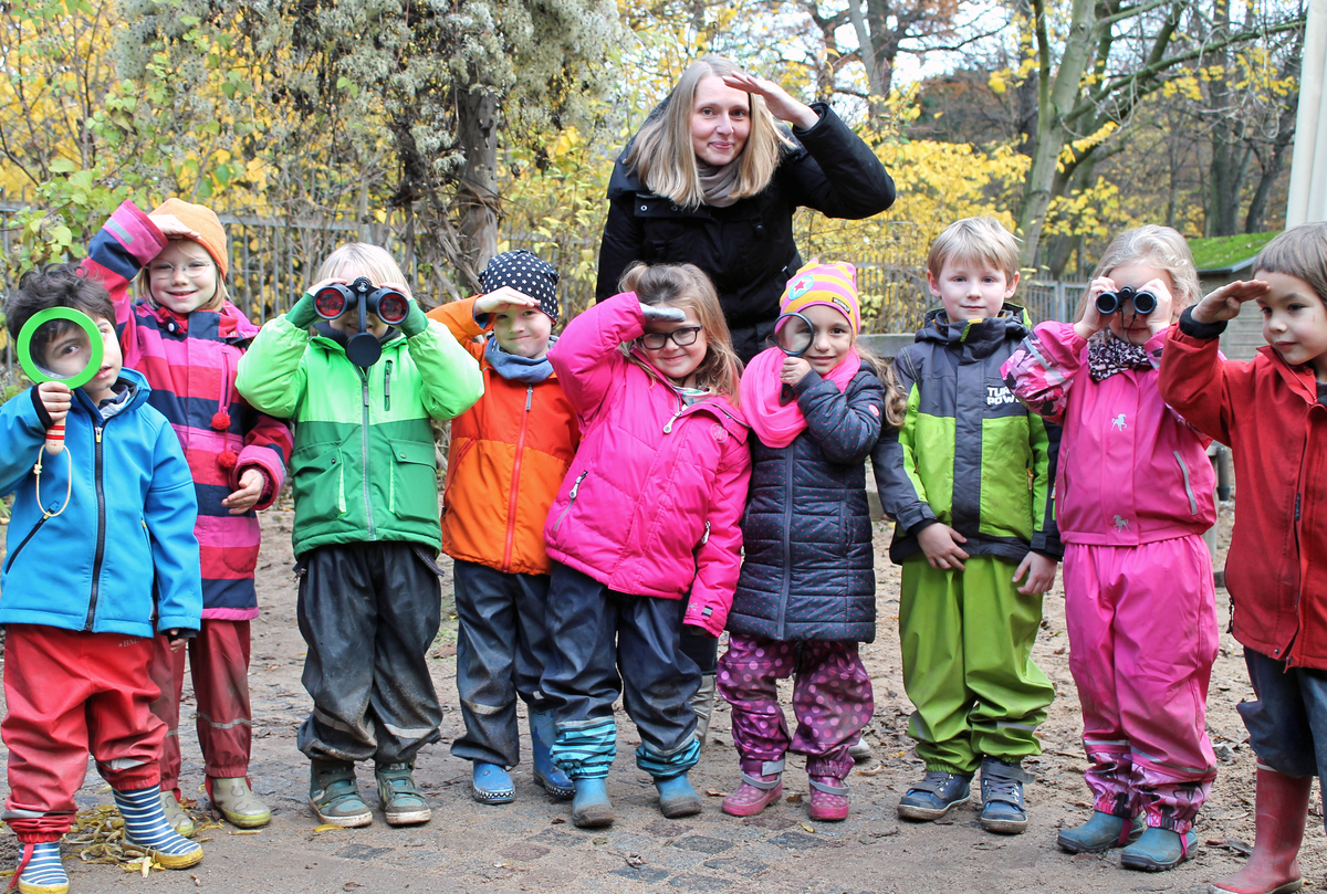 Eine Gruppe von Kindern schaut lächelnd in eine Kamera