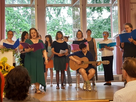 Der PFH-Chor mit der Premiere eines neuen Stückes