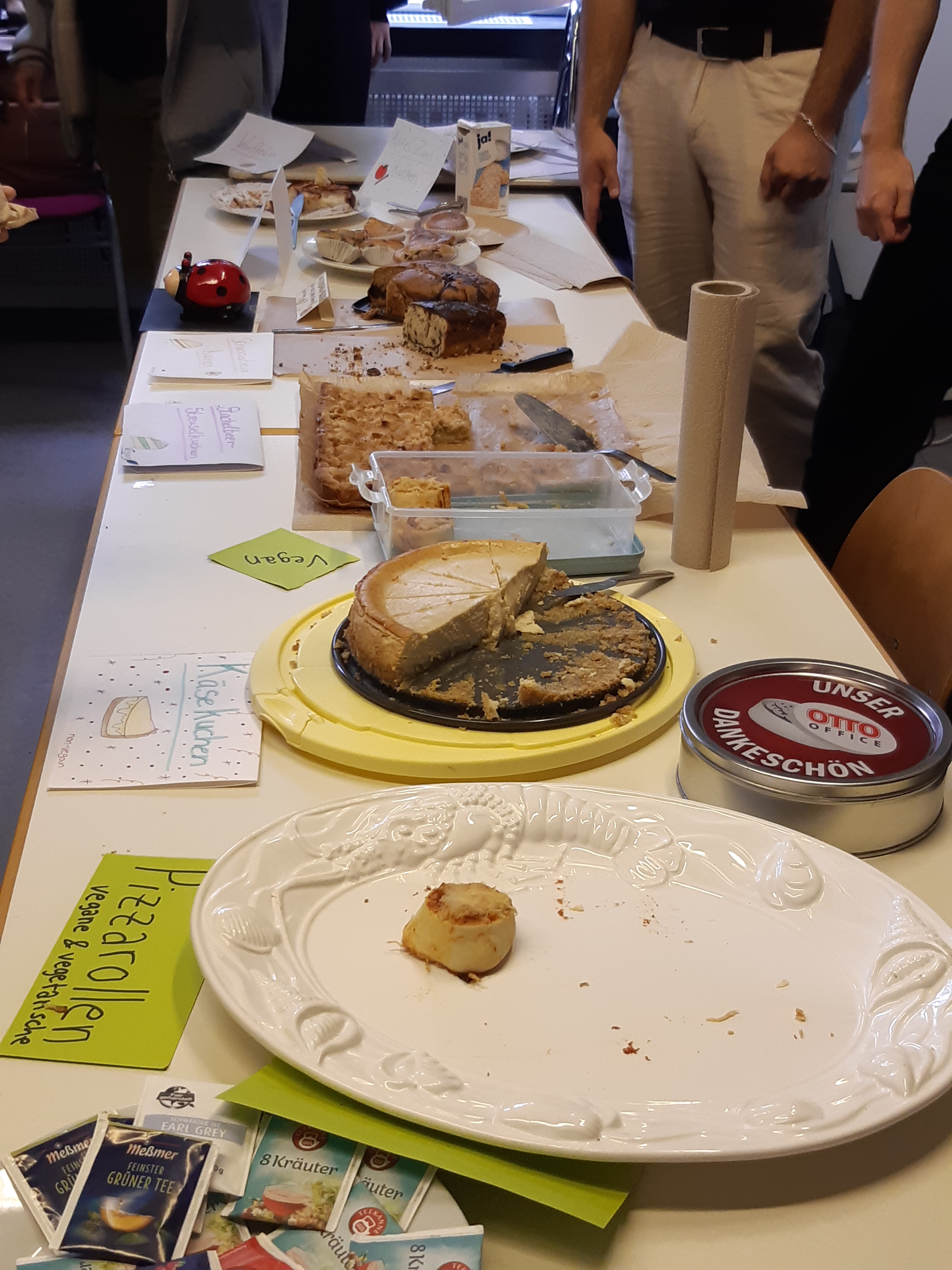 Kaffee und Kuchen von verschiedenen Klassen laden zum Verweilen, Erholen und Austausch