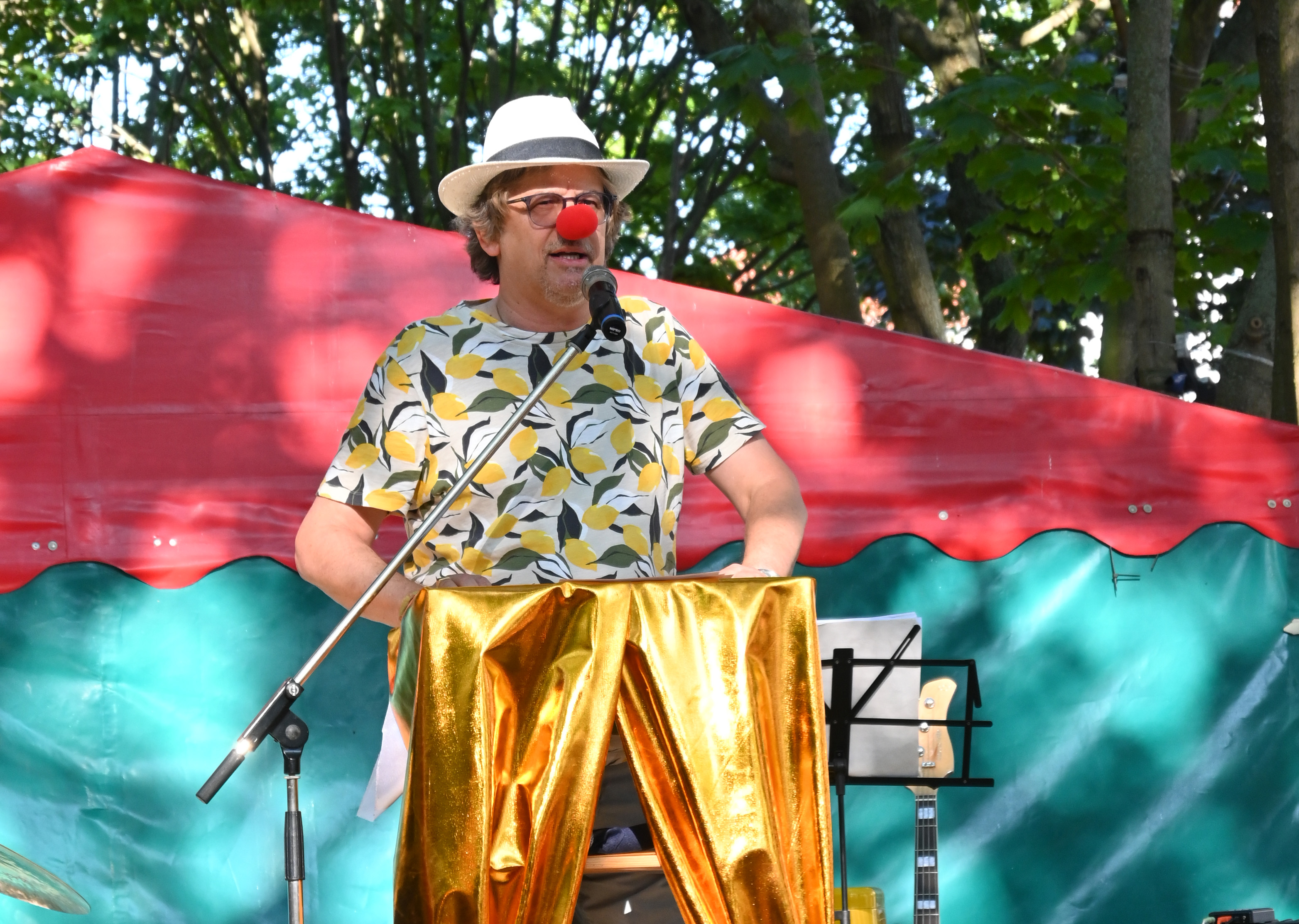 Prof. Ludger Pesch  mit Clownsnase