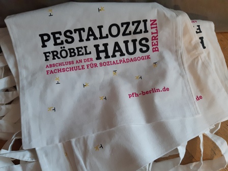 ... gefüllte Umhängetaschen